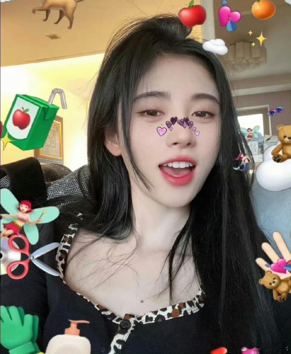 鞠婧祎拍照姿势怎么样，胸口的痣很有吸引力啊 