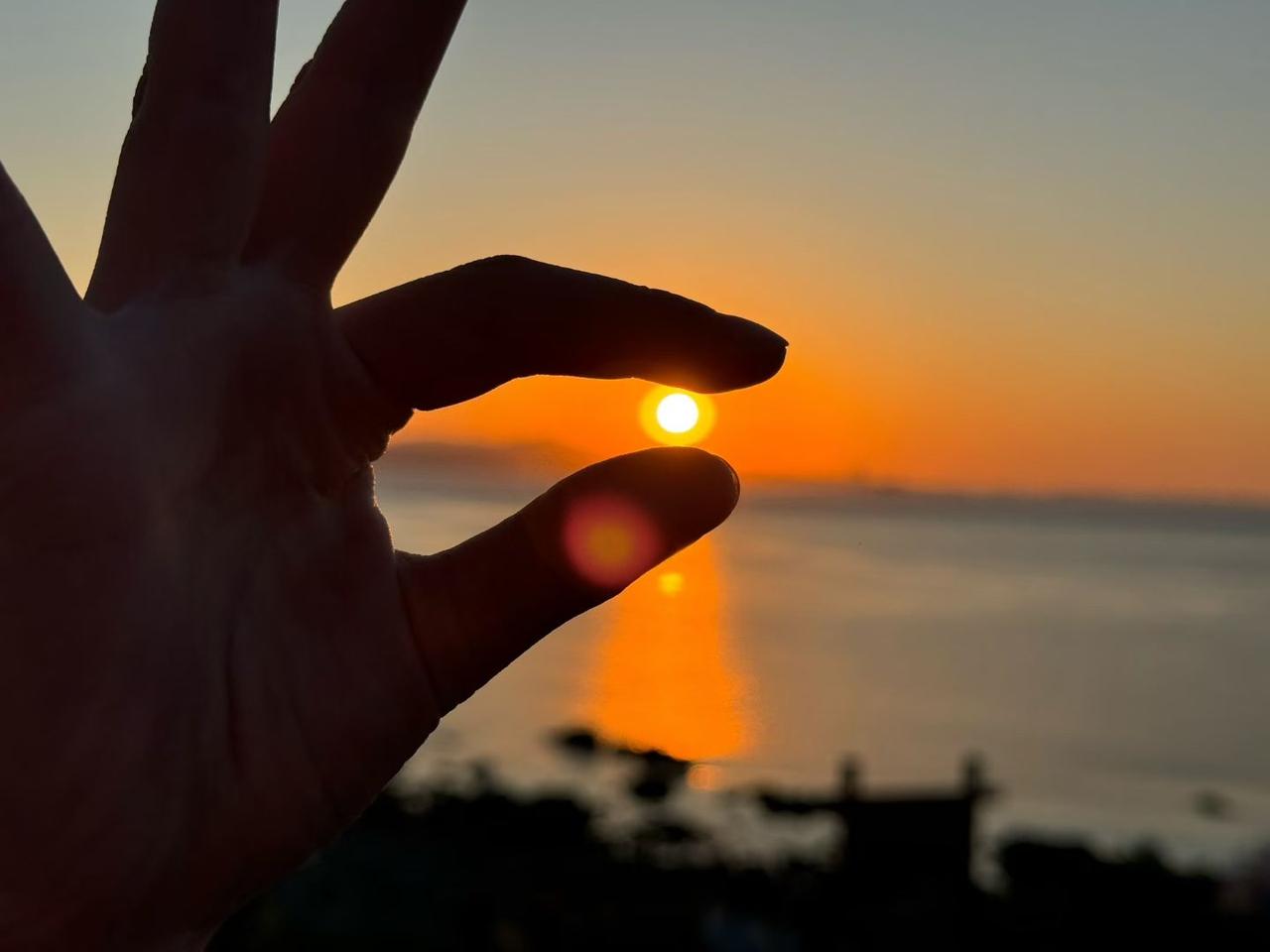 分享一张海滩的日出与夕阳烟台，大海，日出。