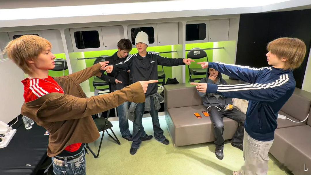 cortis在上海展示新才艺 上海这场活动，cortis把“宠粉”两个字写在了每