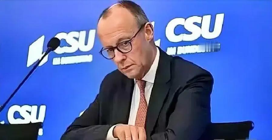 默茨这回把话说得挺实在：现在谈欧洲出兵乌克兰，还远着呢。
 
1月8日，他在党内