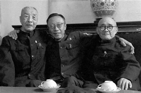1924年11月5日上午，紫禁城。鹿钟麟来了，他先缴了守卫的枪，把清室卫队四百多