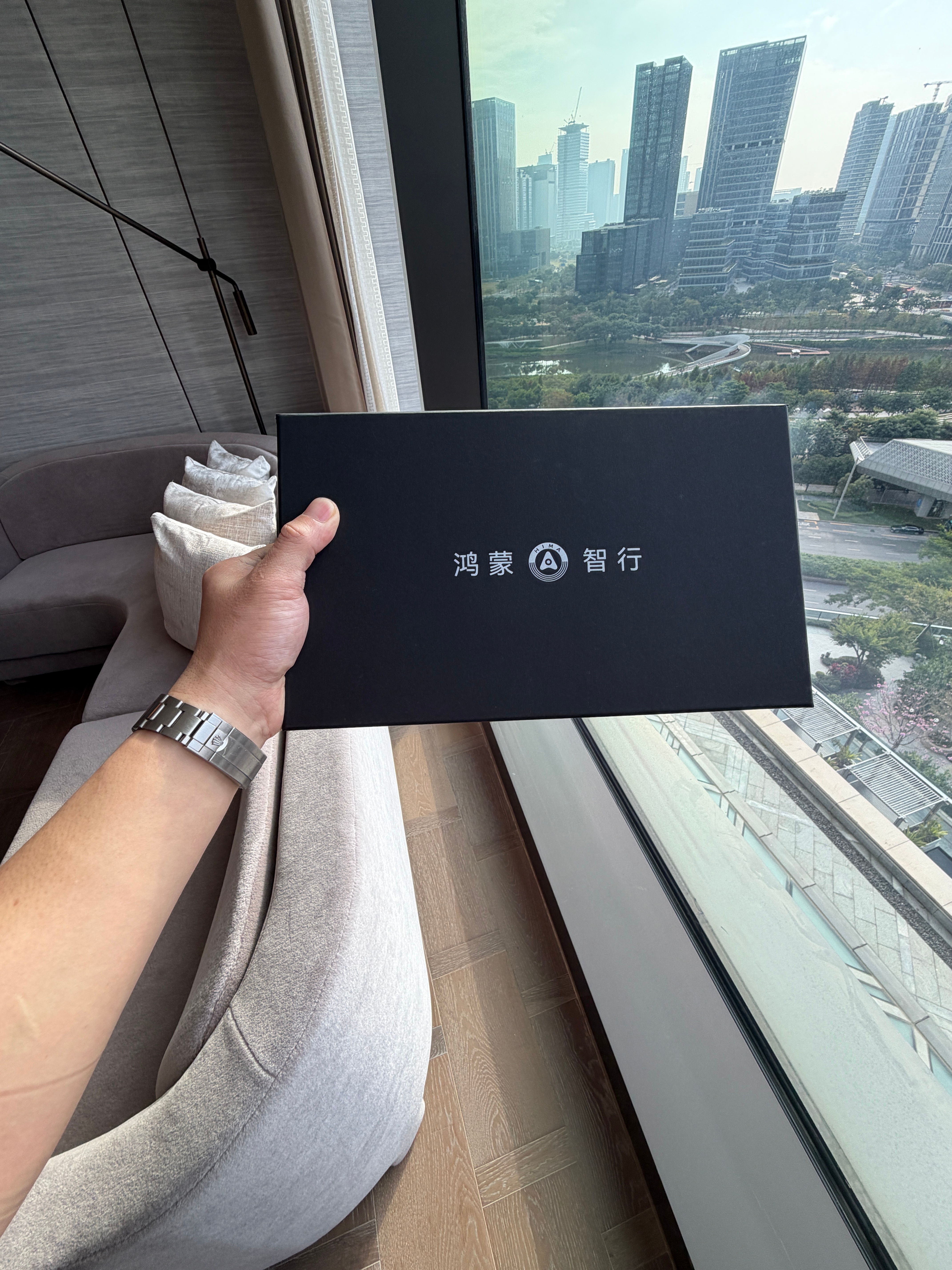 参加鸿蒙晚宴的第二年、五界车主也拿到了五界徽章！祝我今晚抽大奖！