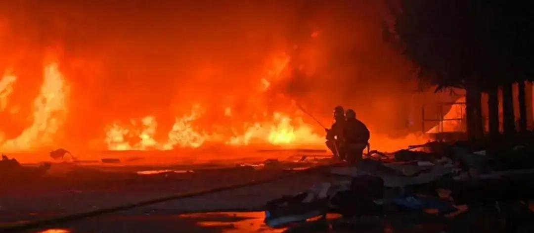 惨烈！莫斯科遭大规模轰炸，空中交通陷入瘫痪，超300架航班被迫取消或发生延误，7