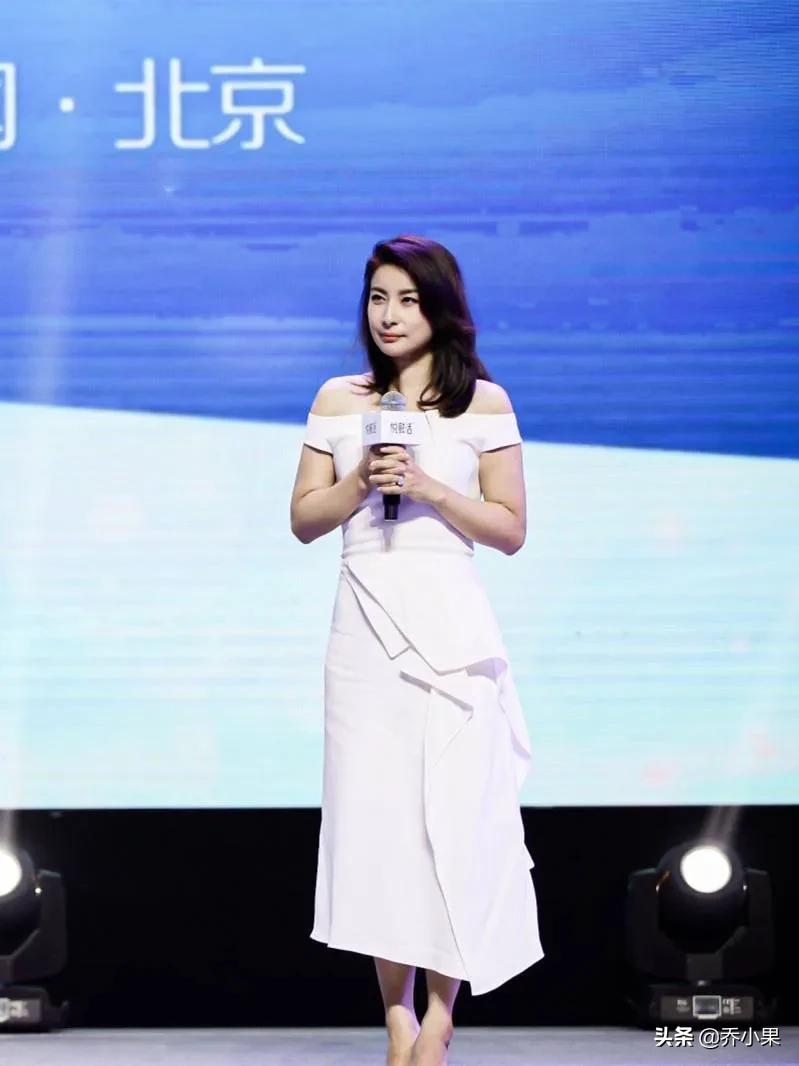 郭晶晶终于“高调”了一回！罕见穿露肩裙出席活动，卷发披肩，温婉优雅。38岁体态丰