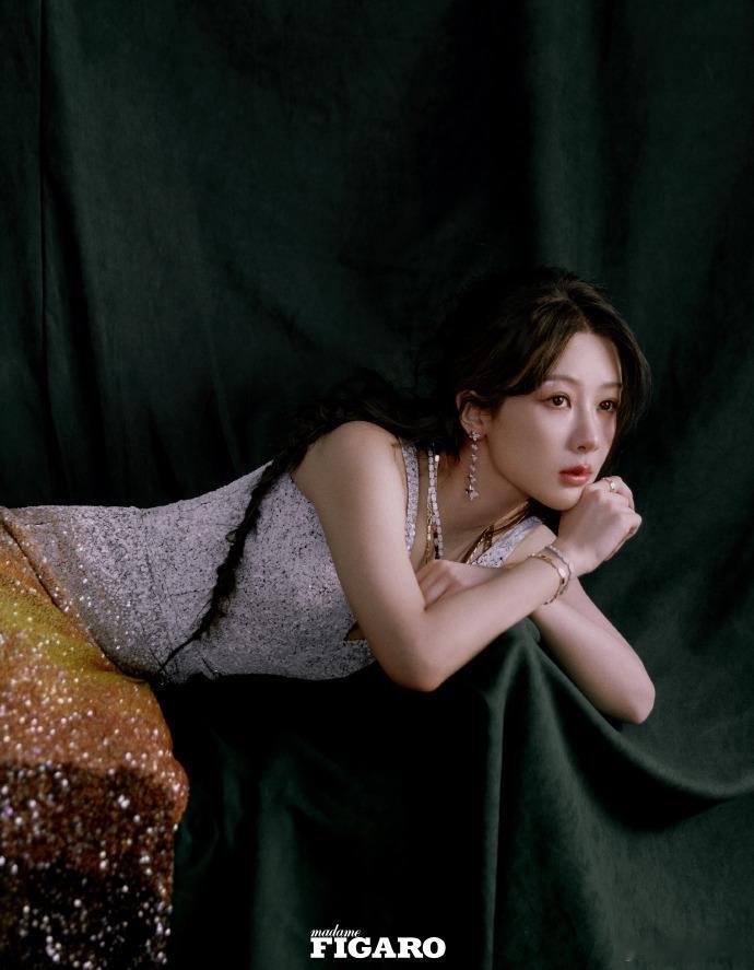 #杨紫杂志销量1小时28w# ​#杨紫八月费加罗杂志销量# ​一小时 28 万的