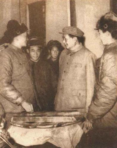 毛泽东在炊事班和战士交谈，