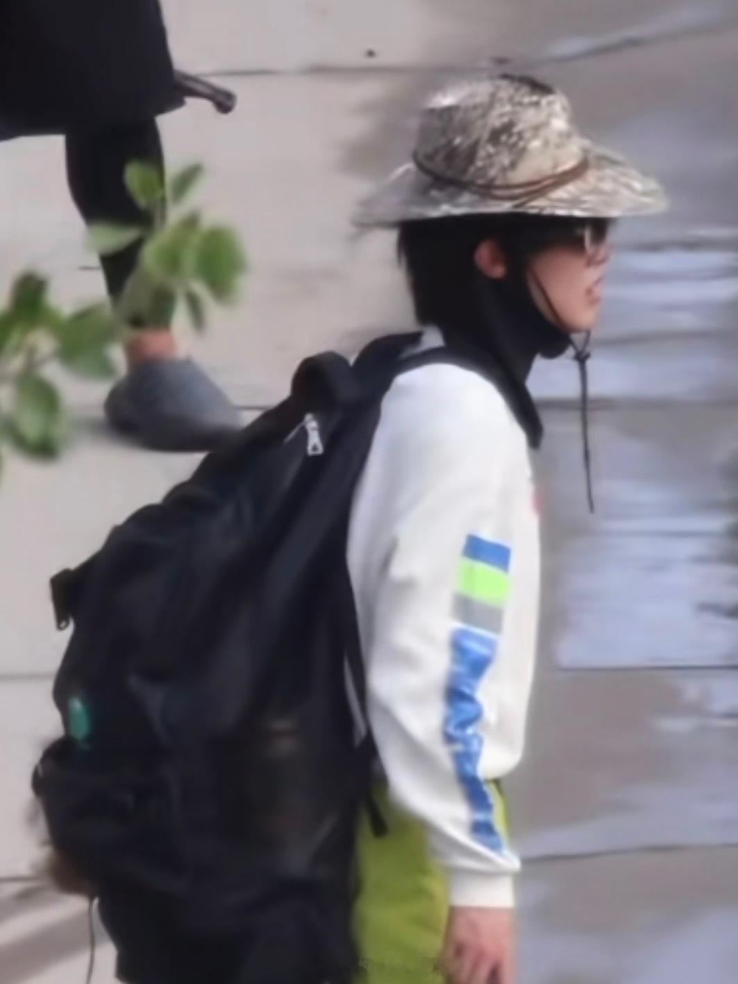 背着这个雷霆大包显得禹禹像小学生一样 