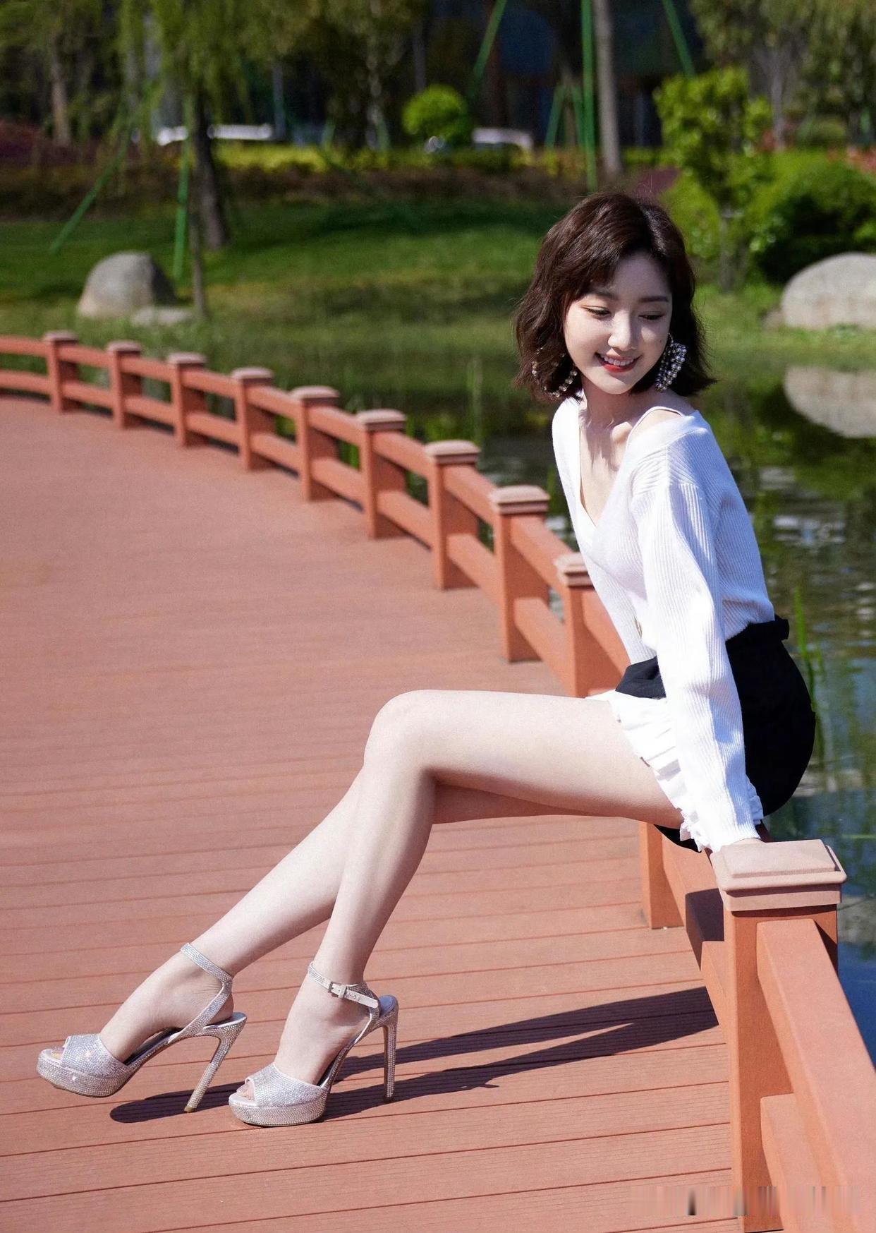 阳光下的少女，优雅与自然完美融合。