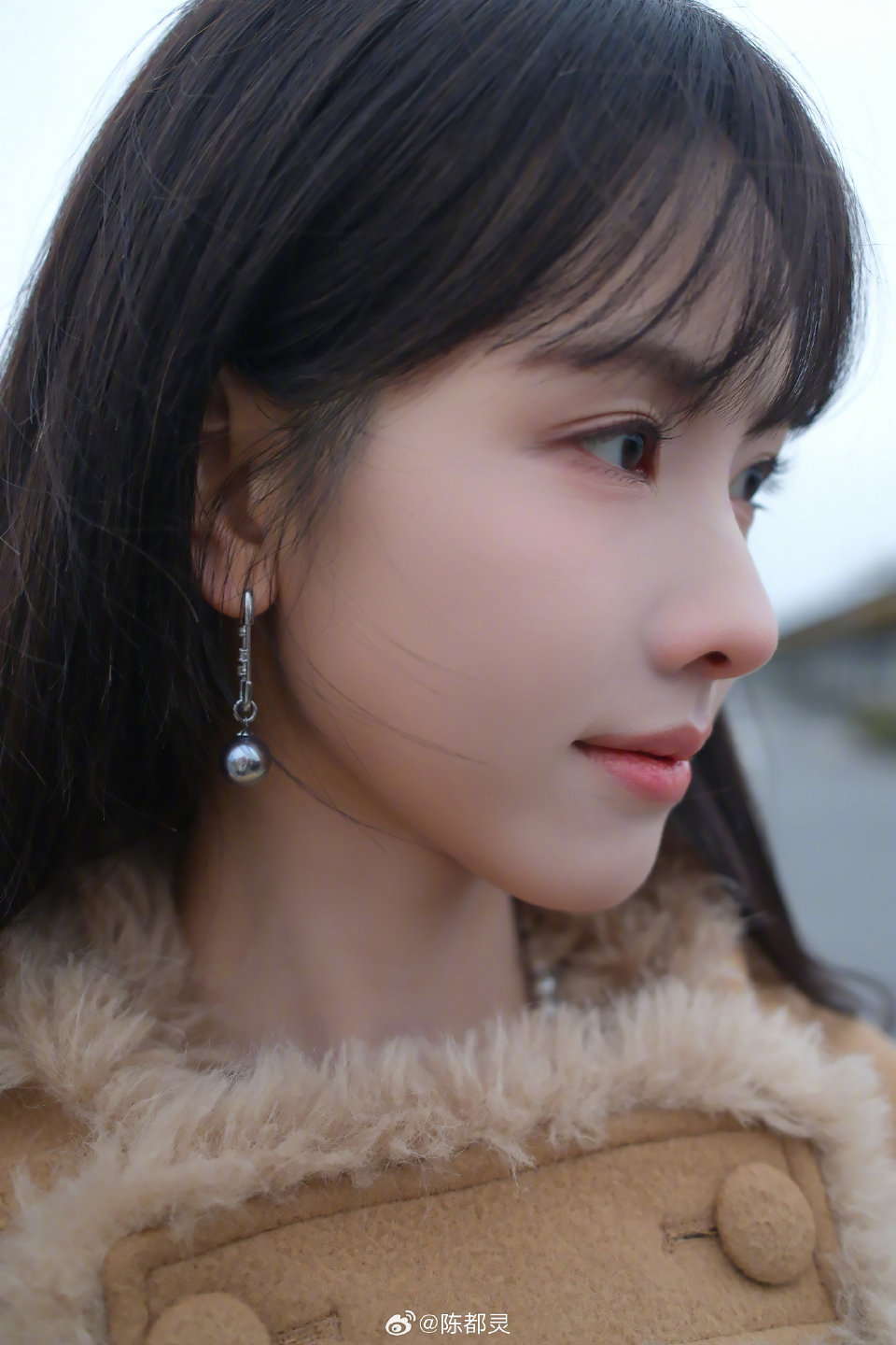 在姐姐的鼻子上滑滑梯