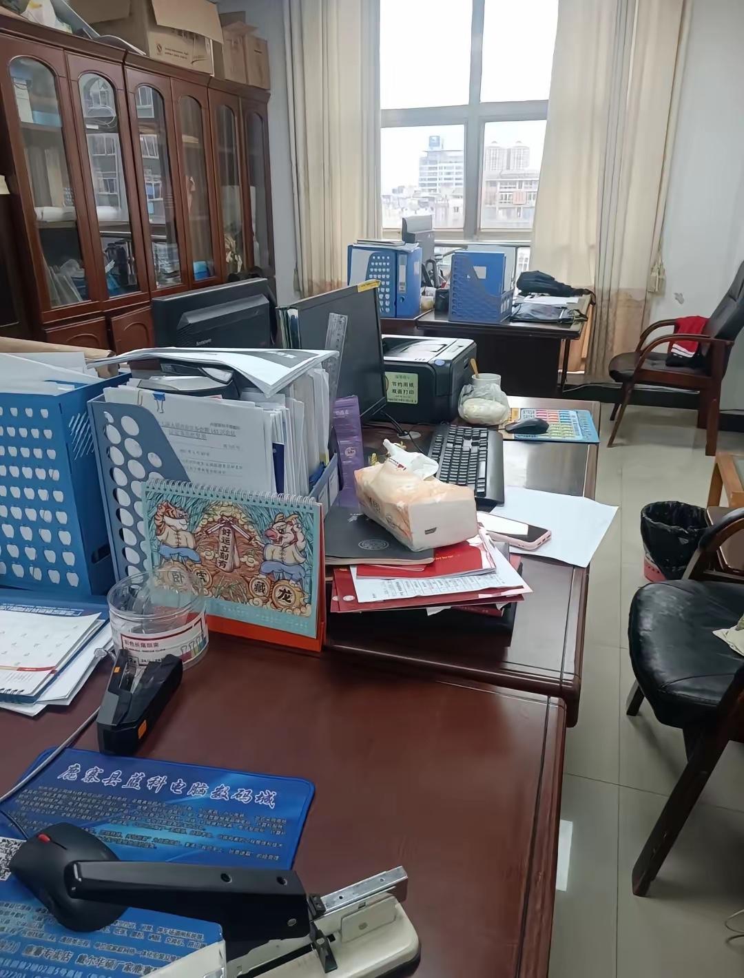 大家千万不要感觉考公考编没用。我表妹三十五了，前年考上了一个事业单位，全家没一个