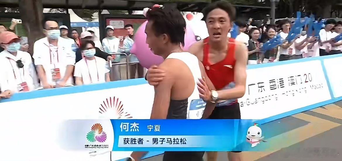 全运会男子马拉松冠军何杰，用时2小时12分07秒！ 