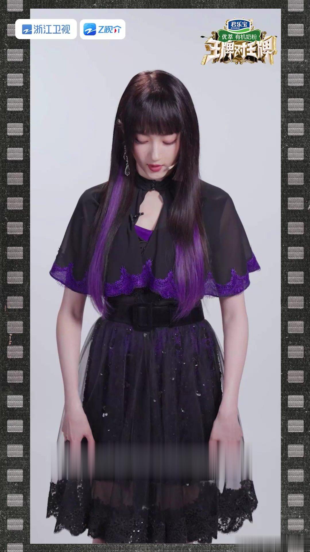 #关晓彤齐刘海紫色挑染造型##关晓彤紫色挑染# 王牌的妆造真的很不错 ​​​