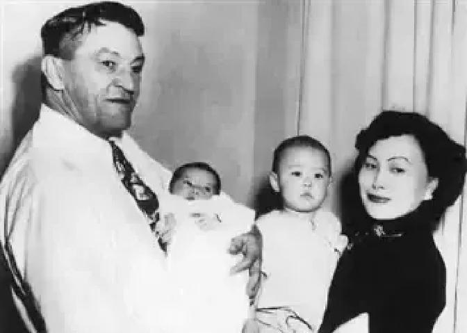 陈香梅两个女儿，一个叫陈美华，蒋介石取的名字，宋美龄认的干女。另一个叫陈美丽。1