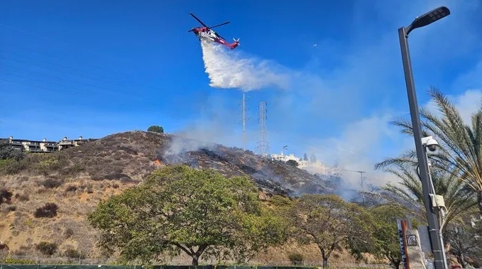 【一波又起：美国加州圣地亚哥突发山火，近千人收到强制疏散令】据央视新闻，当地时间