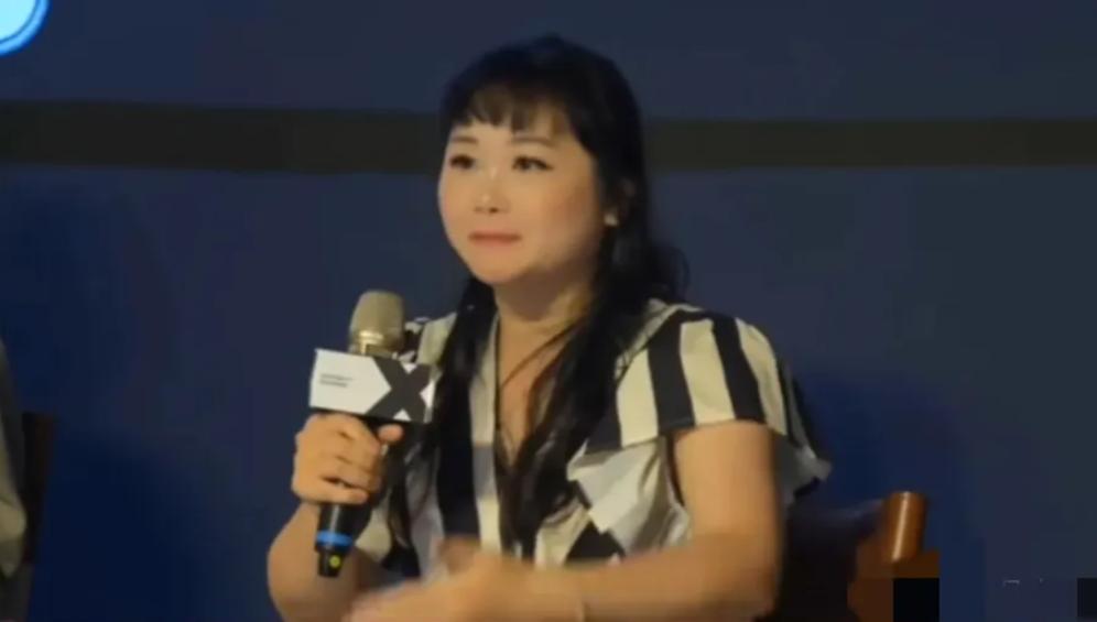 台湾绿营女的荒谬言论：“你看香港刚回归那时候，大陆的民众一窝蜂跑到香港去，疯狂购