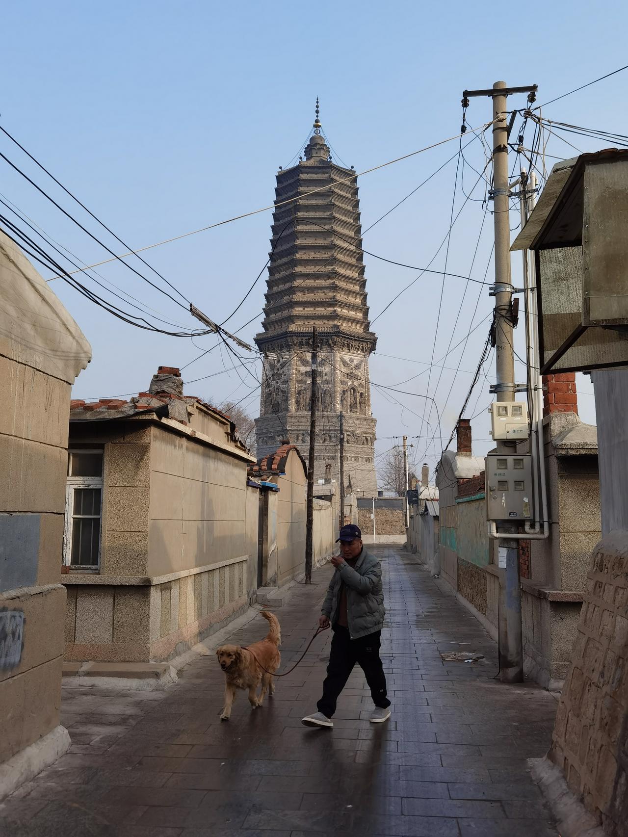 特别喜欢锦州义县广胜寺塔的浓浓烟火气。

广胜寺深处义县县城民居之中，周围都是仍
