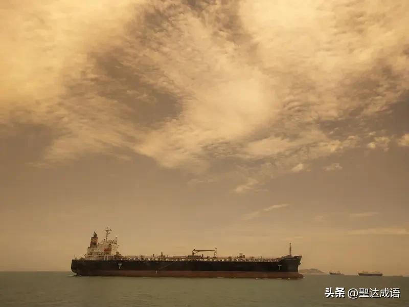 这条全球油阀一旦动荡，油轮不敢通航，保费暴涨，国际油价应声走高。各国出行、化工成