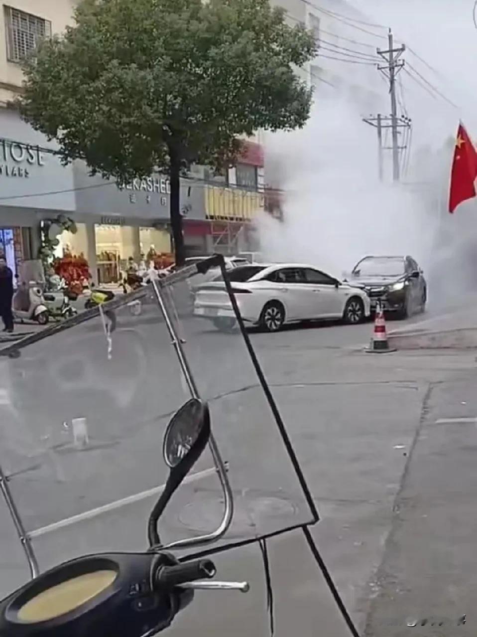 街头惊魂一刻！黑色轿车失控狂奔，路人惊恐尖叫中，一位白车勇士横空出世，不顾自身安