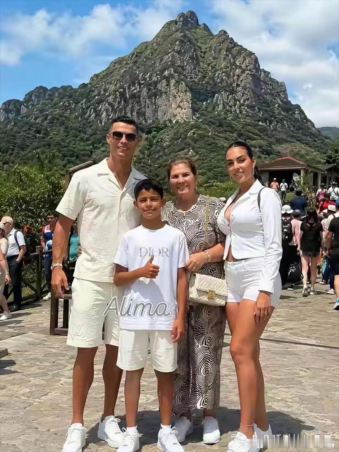 C罗褪去明星光环，带着母亲、老婆、孩子一起游山玩水，真是享受生活！ 