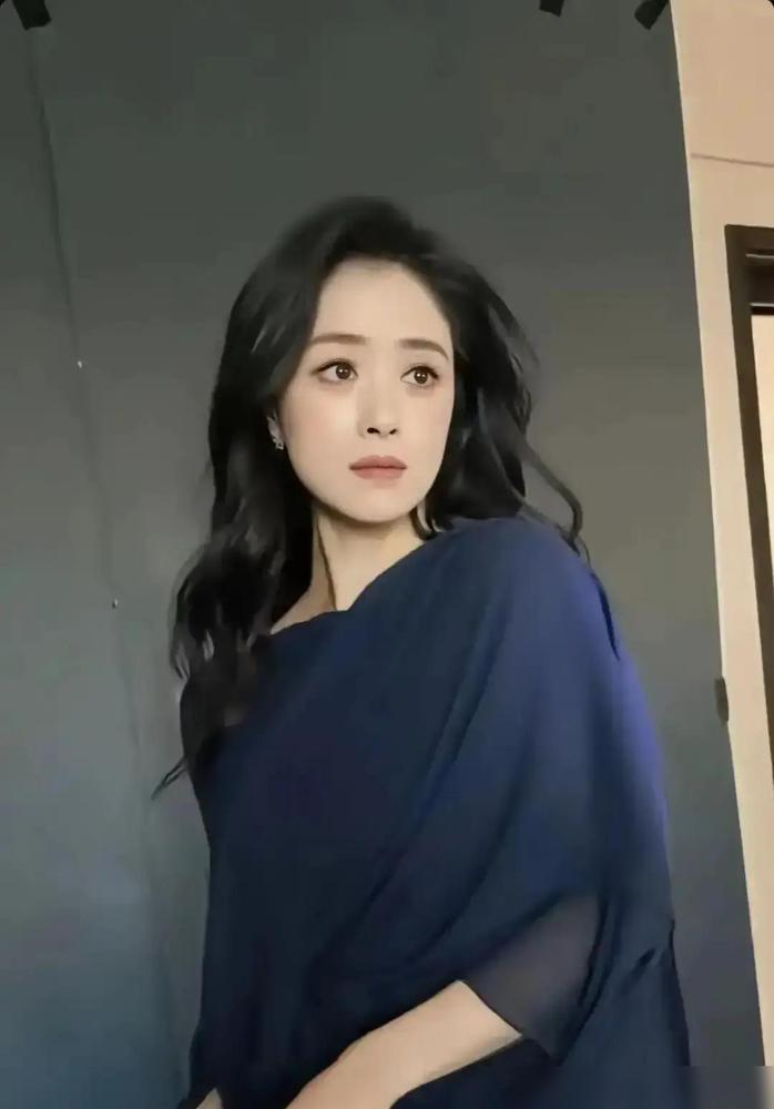 “收到的剧本全是婆婆，连我妈都不信。”蒋欣在小红书直播里这句吐槽，点赞冲到60万