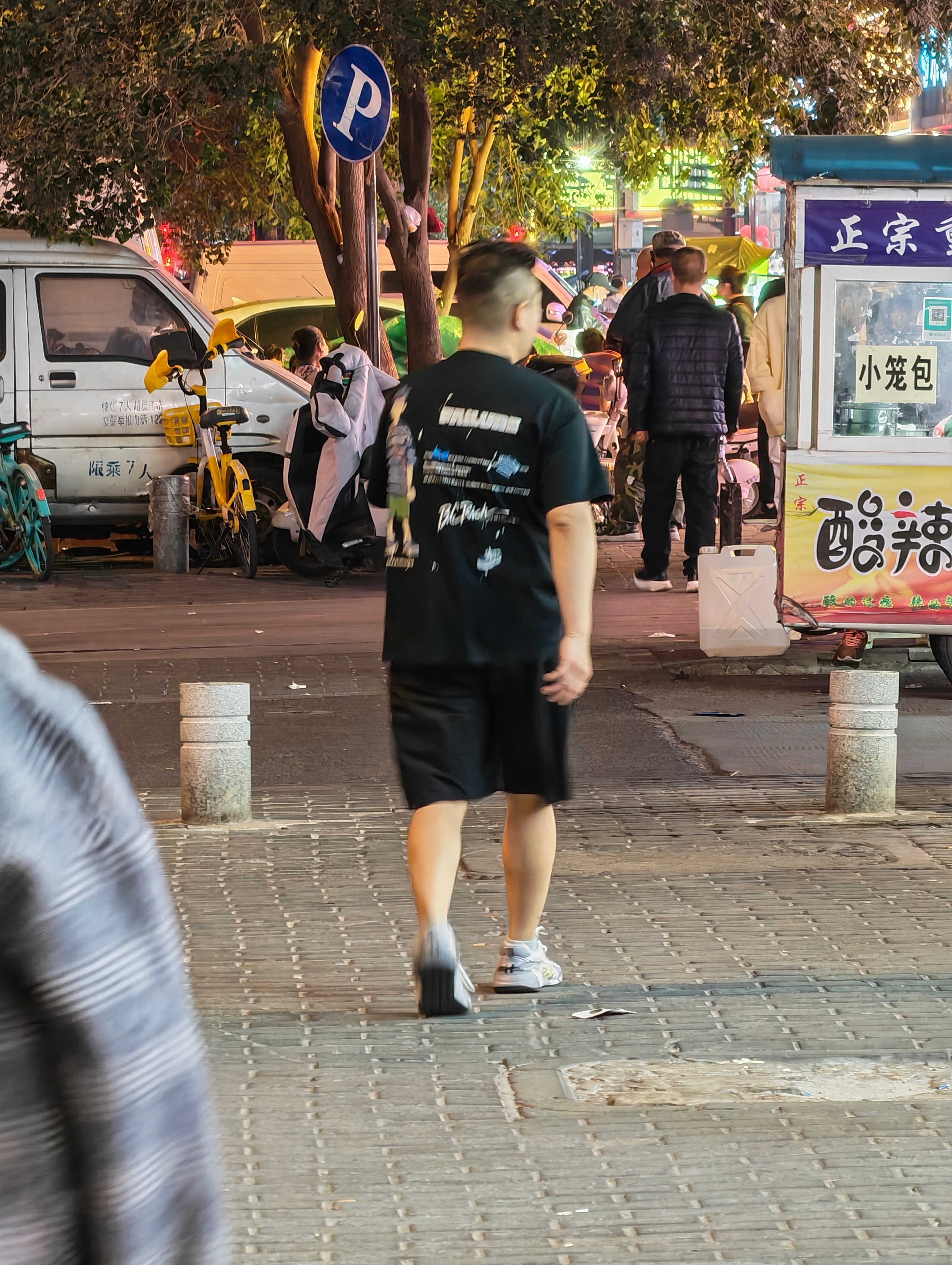 我寻思着现在西安已经是冬天了，气温也就15℃左右，还有人短袖短裤，还是年轻人硬啊