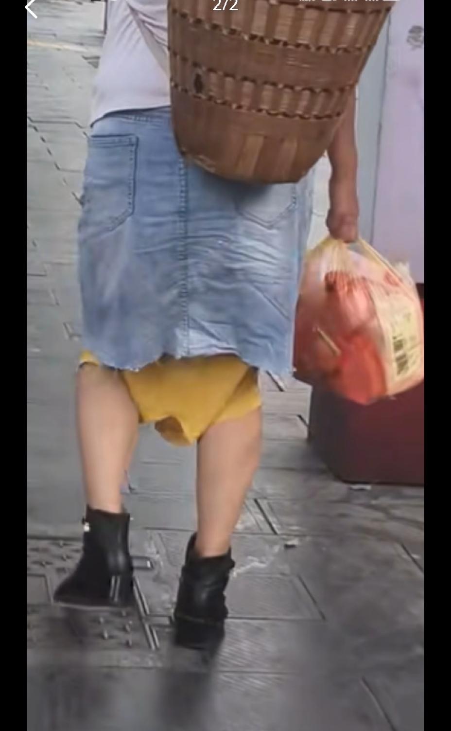 牛仔裙又出新款了，这走路怕是不方便吧。