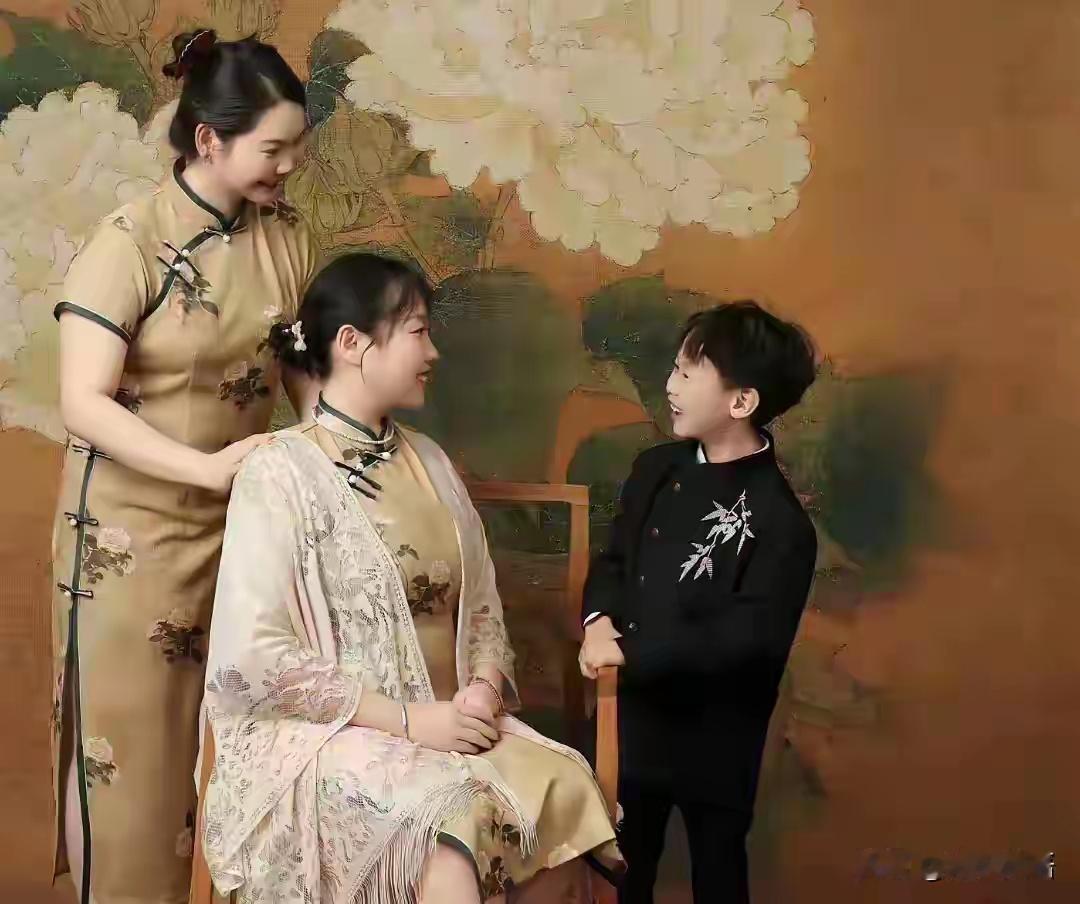 国乒何卓佳拍全家福，一袭旗袍尽显温婉风韵，圆脸笑起来满是福气 