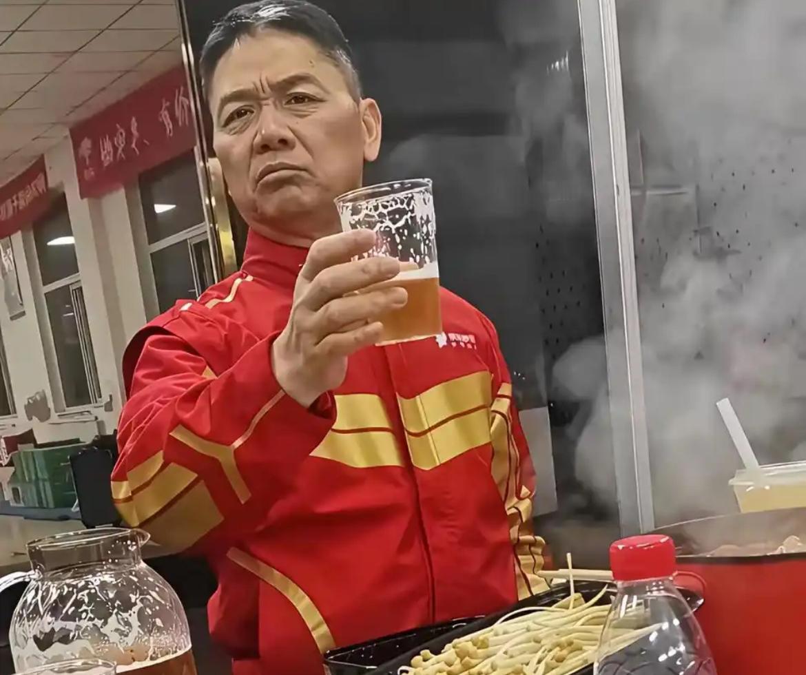 刘强东不愧是良心企业家！！！
京东外卖亏得裤衩子都不剩了，东哥也要让员工过年吃上