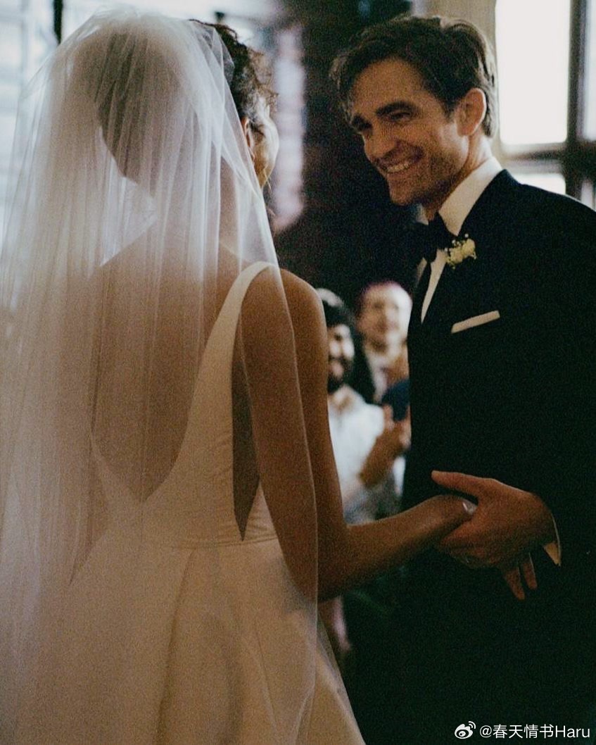 罗伯特·帕丁森和赞达亚为宣传《爱情抓马》为Vogue Wedding拍摄的照片 