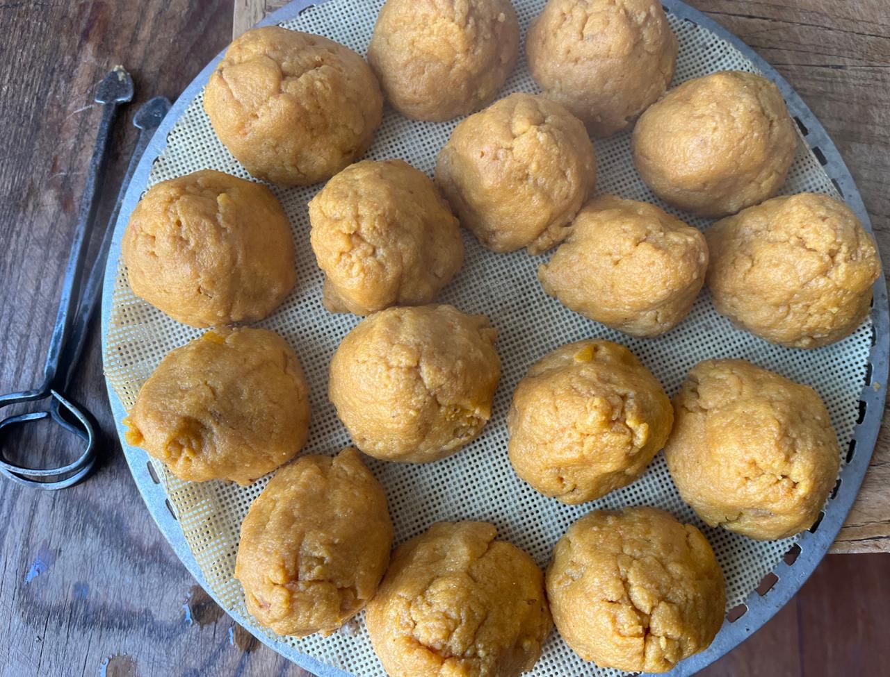 外婆家的柿子窝窝头，感觉一下子穿越回古代了，吃起来还挺不错的，柿子专属的甜味和满