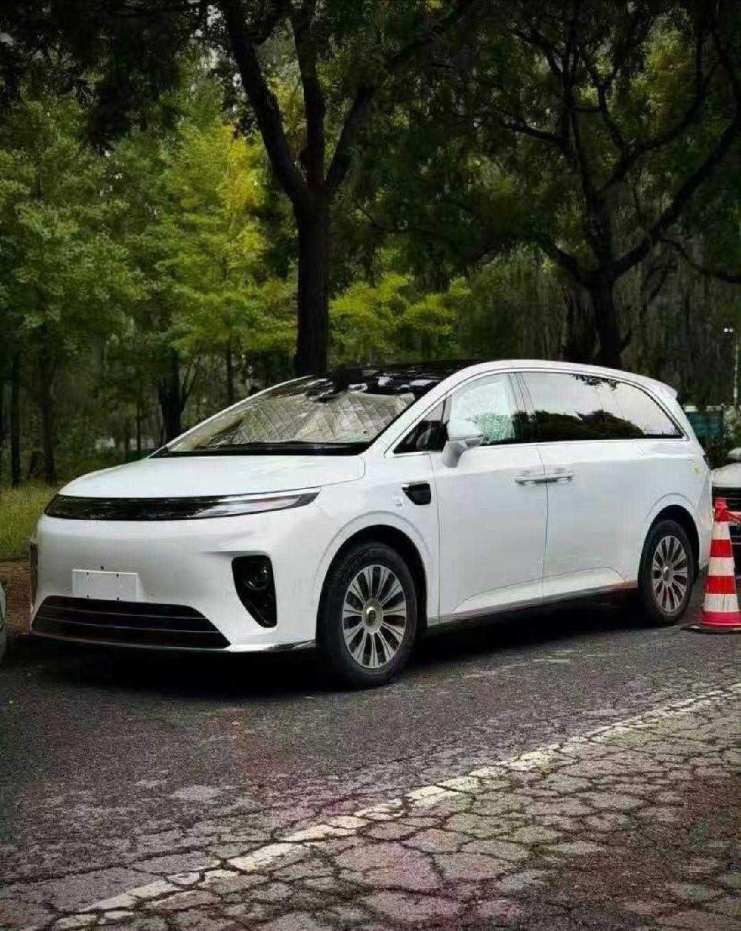 享界V8的更多图片还是那句话，家用车，中庸就是最好的设计 