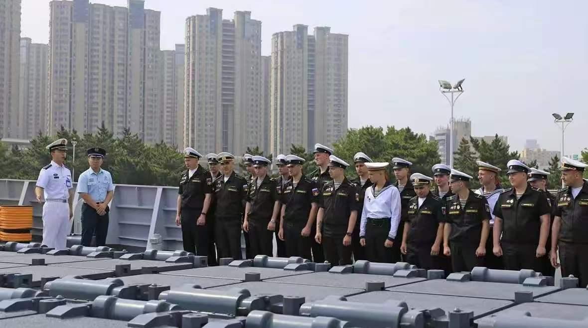 站在052D的垂发前，俄罗斯海军没有一个笑的

这是7月8号中俄联合演习过程中，