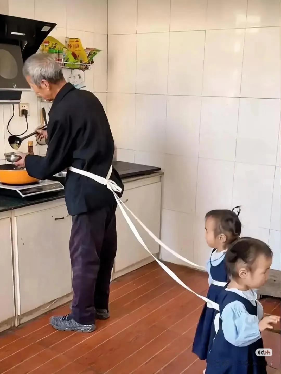 老人带娃，不是义务，是情份！.

“周末去朋友家做客，看到她婆婆正带着3岁的孙子