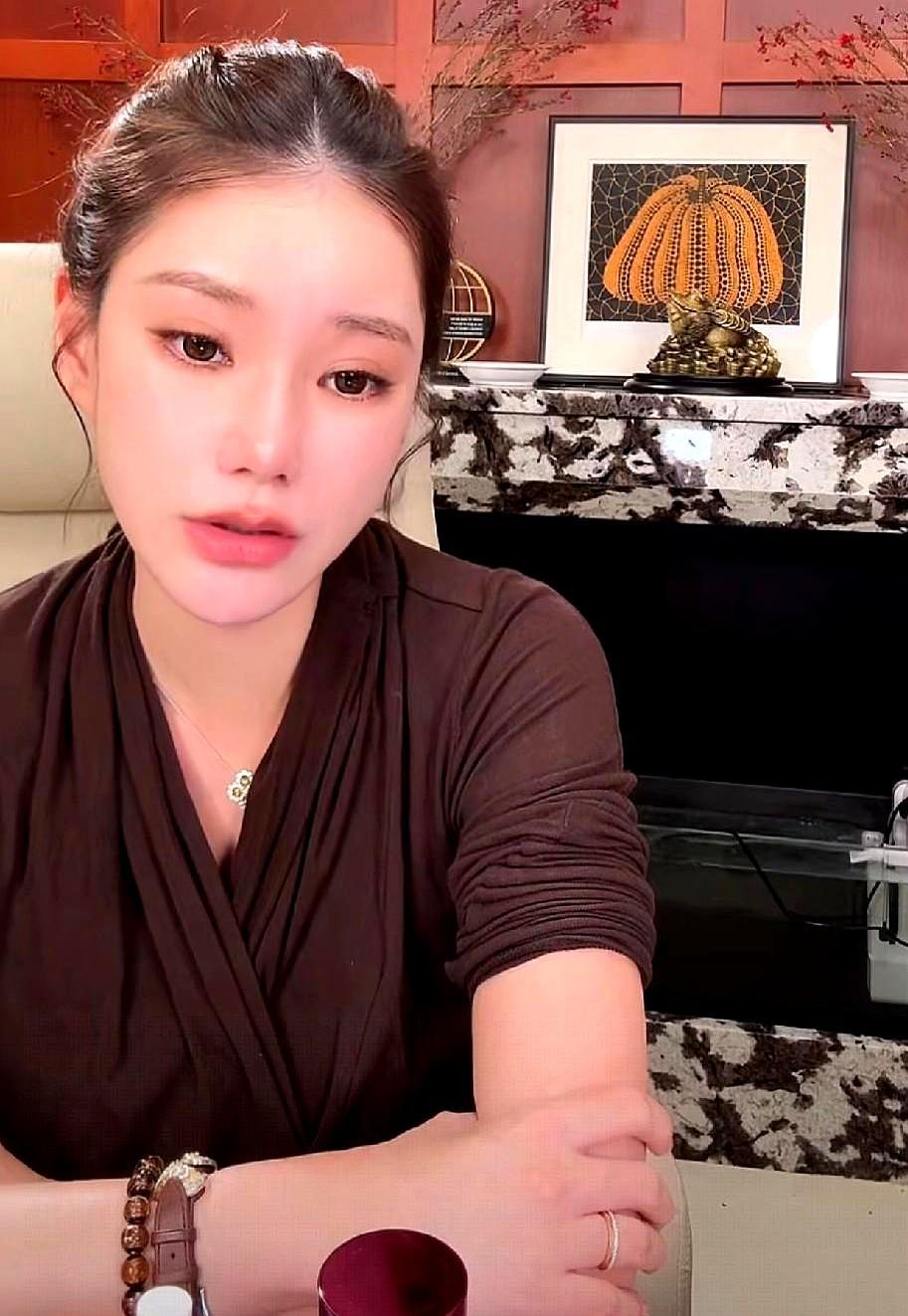 孕晚期连播3小时，她撑腰起身那刻我破防了
 
镜头里，马筱梅的肚子已经顶到桌沿。