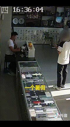 河北唐山，大暑假。别的孩子搁空调房里躺着，要么打游戏，要么往外跑。这个少年没有。