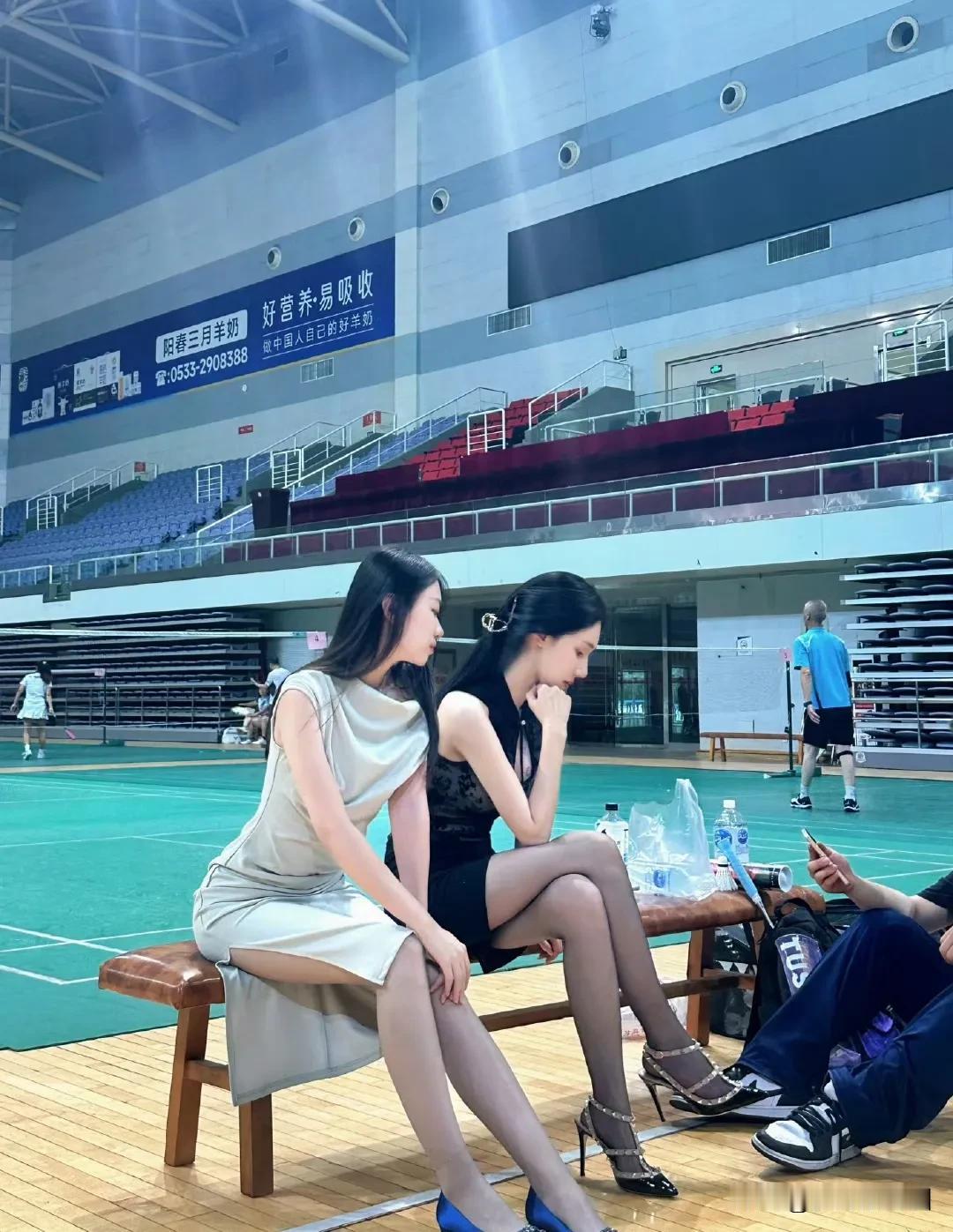 这球要是能投中都怪事啦#篮球场上的妹子# #长腿美女一枚# #像极了清纯女高# 