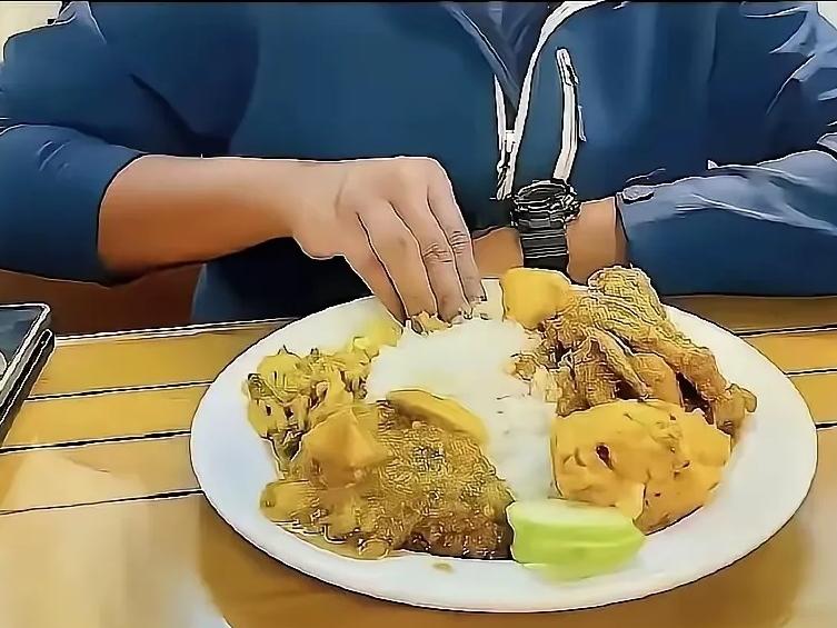 连个正经的餐具都没有，有得人还觉得这种咖喱饭很好吃，其实都是一些炖煮的食物，而且