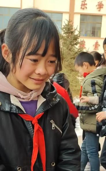 [微风]太痛心了！那个曾弯下腰给胡雷送牛奶的甘肃女孩走了，她才14岁。胡雷把她当