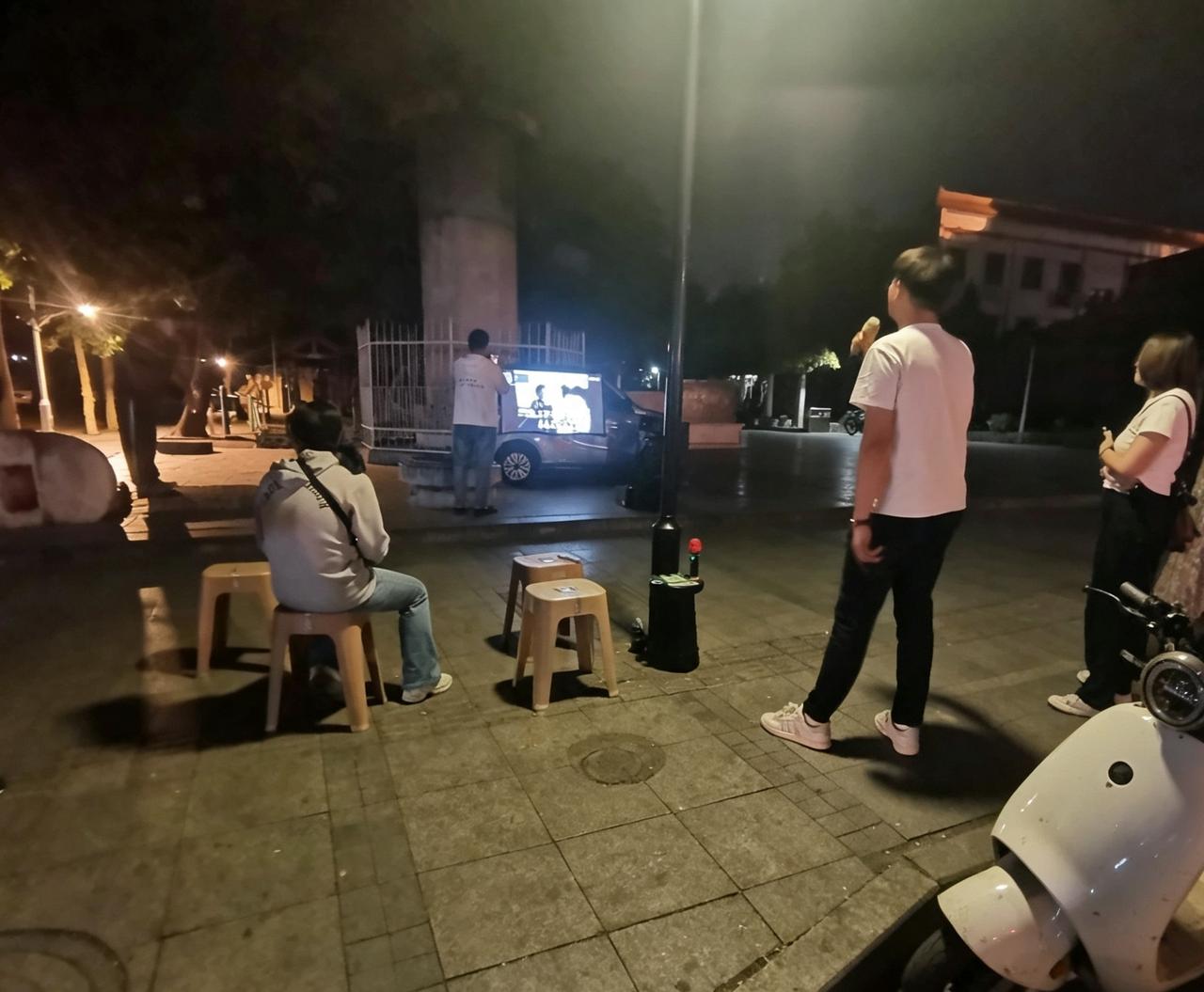 清风楼前歌一曲，二十年前的卡拉OK又回来了。在邢台清风楼西侧，每到夜幕降临，一位
