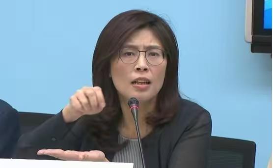 “党内选举不公平”！，就在国民党主席选举投票前夕，候选人郑丽文公然表示，暗示国民