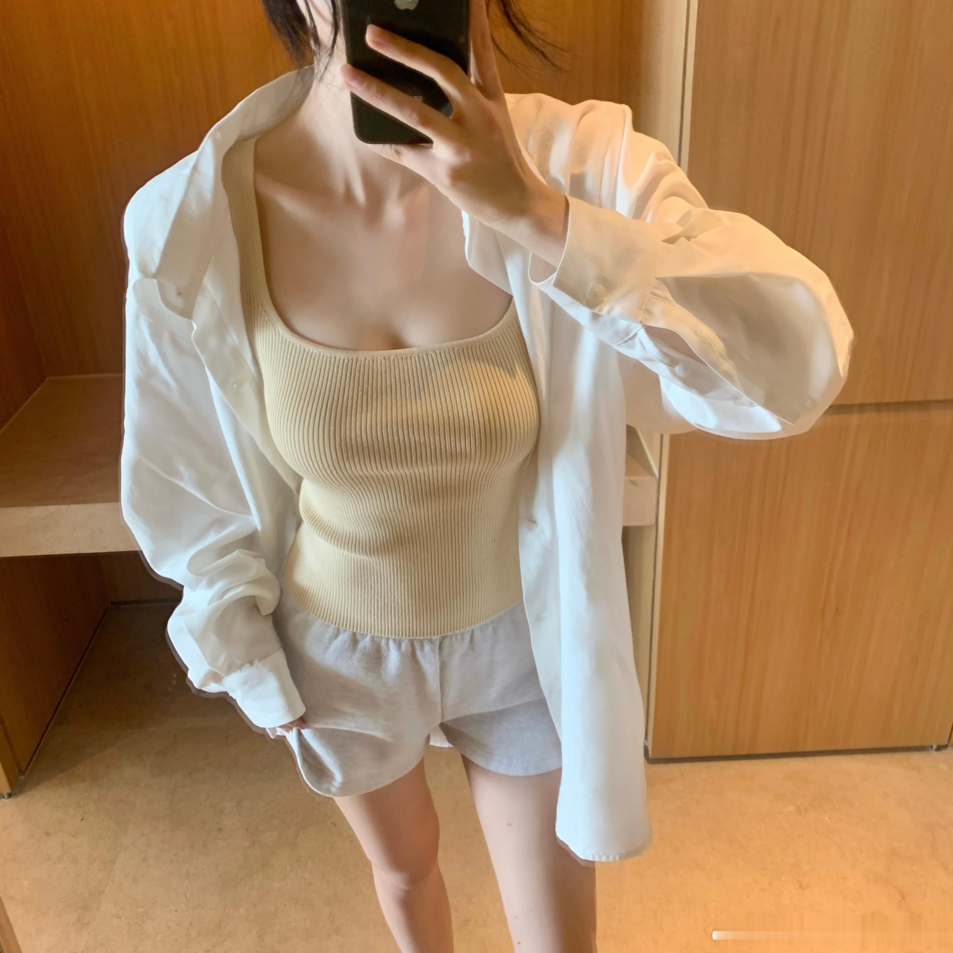 这款针织背心用的是双曲纱 是很适合夏季使用的纱线 上身不会闷热 1:1的竖坑条 