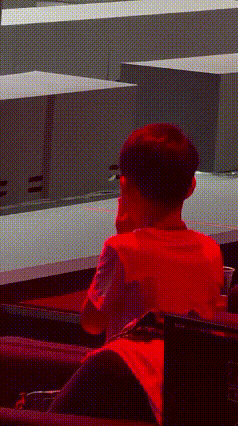 王家小少年昨晚在现场给楚钦祈祷做法，偶像赢了，小男孩比看爸爸赢球还兴奋。结束后的