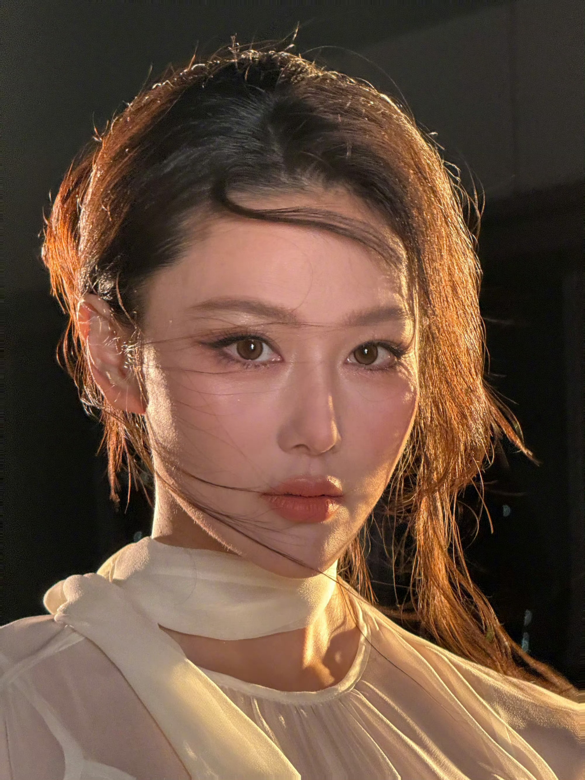 谁懂啊！张馨予姐姐的湿发造型直接杀疯了！发丝带着慵懒的凌乱感，在光影下像镀了层碎