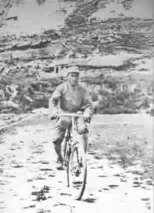 这张历史老照片拍摄于1938年陕西延安，人物为朱德总司令。
1938年，朱德从华