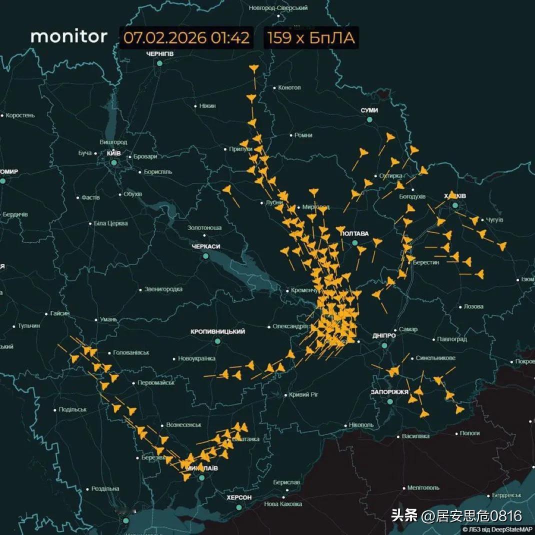 乌克兰时间今天凌晨1点42分。

159架俄罗斯自杀式无人机飞越该国