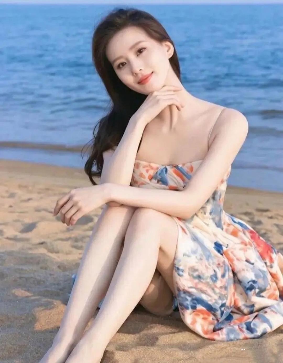 刘⁠⁠诗‌‌⁠诗这组‌‍沙滩随拍，氛围感真的拉满。海风吹着‎‍‍，光影衬着‏﻿，