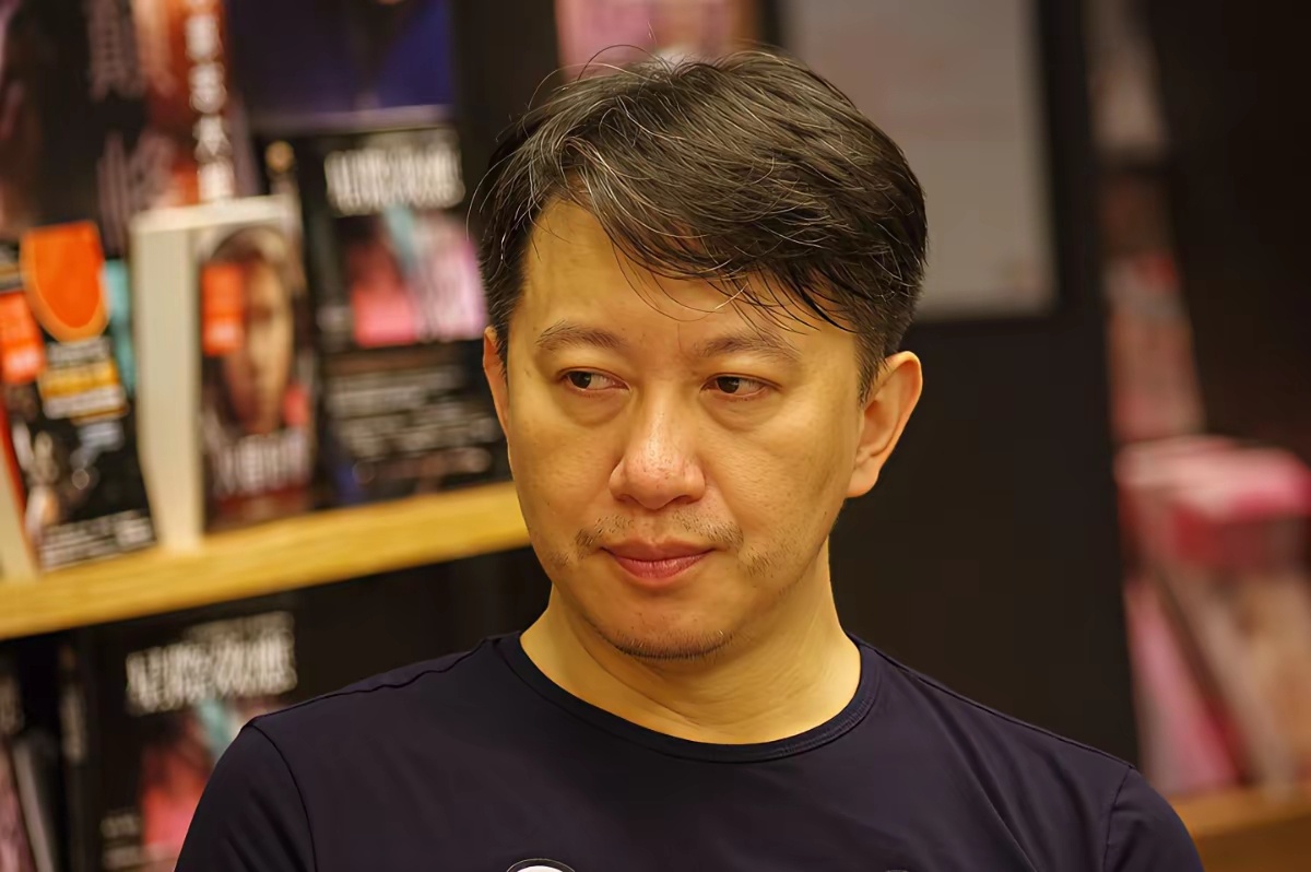 台湾评论员王尚智质疑赖清德以军购和对美投资为名，将上万亿新台币资金转移至美国，可