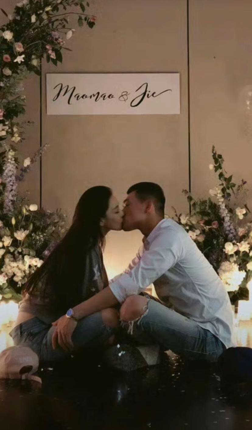 张馨予何捷求婚视频  何捷向张馨予求婚视频 好甜啊！谁懂！！ 