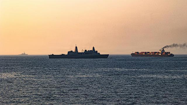 据美联社报道，就在平静的晨光笼罩霍尔木兹海峡之际，一场突如其来的袭击打破了周三的