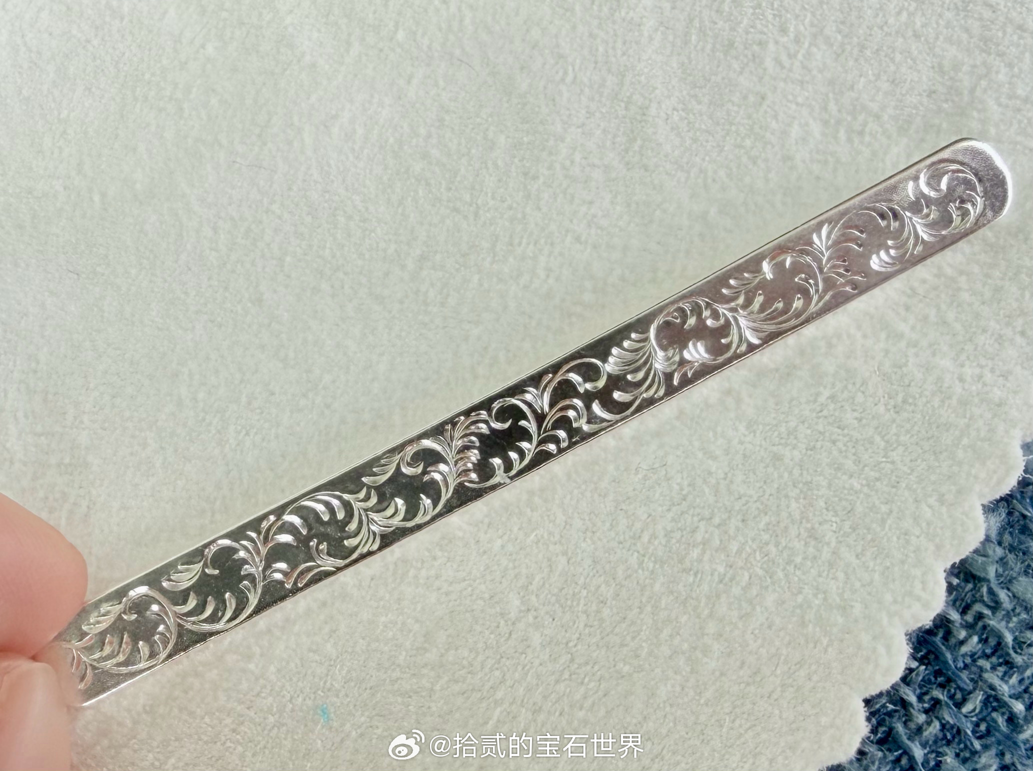 票圈上一个纯银錾刻戒指，20码。这枚戒指的唐草不是由专门的唐草纹錾子一敲出一个线